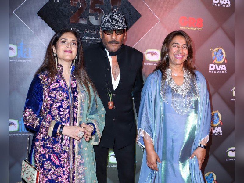 'हीरो' दंपति जैकी श्रॉफ और मीनाक्षी सेशादरी फिर से दिखाई दिए, सोशल मीडिया पर वीडियो वायरल