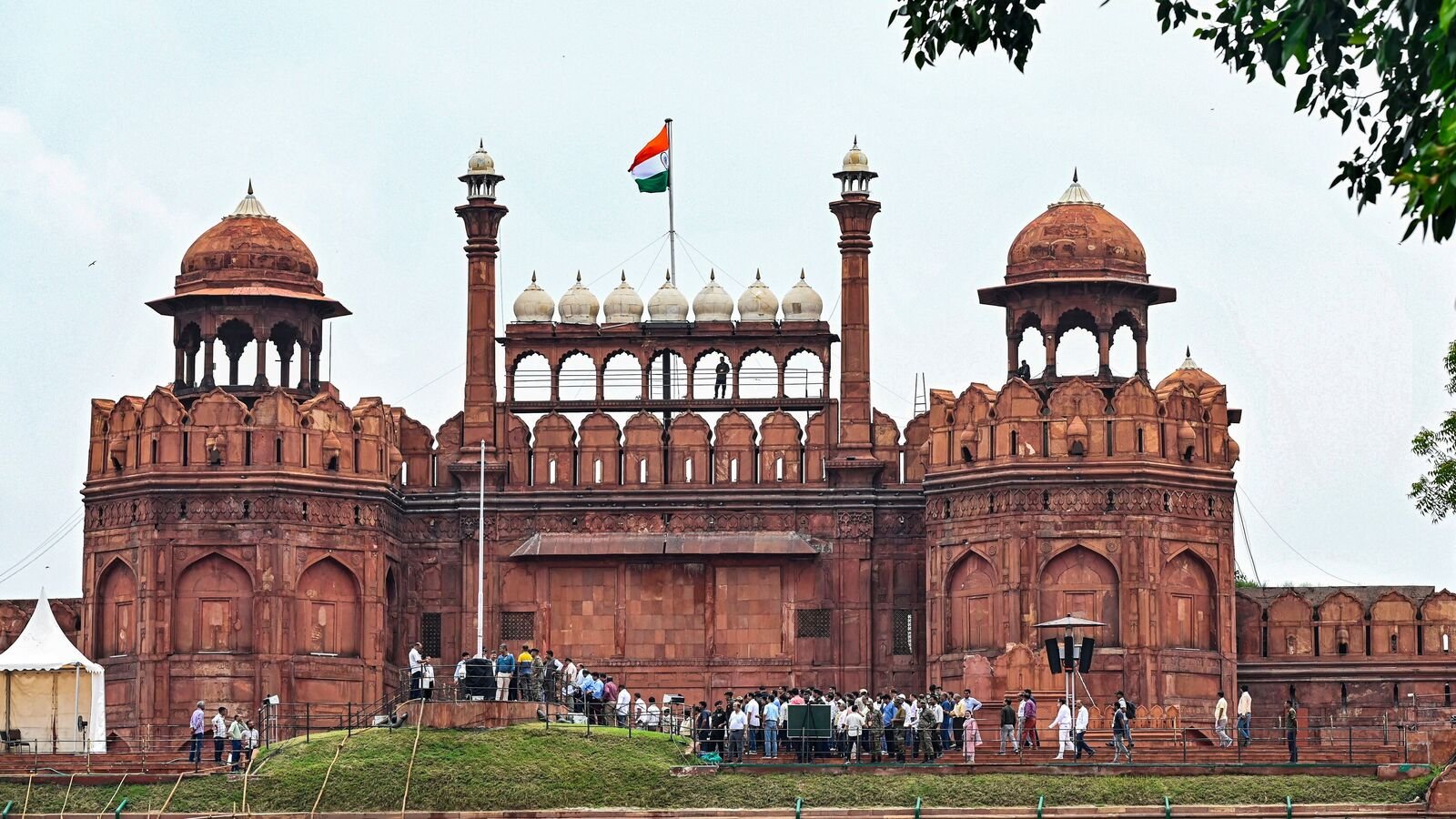 Five Bangladeshi nationals arrested for forcibly trying to enter the Red Fort in Delhi (Image: ANI)