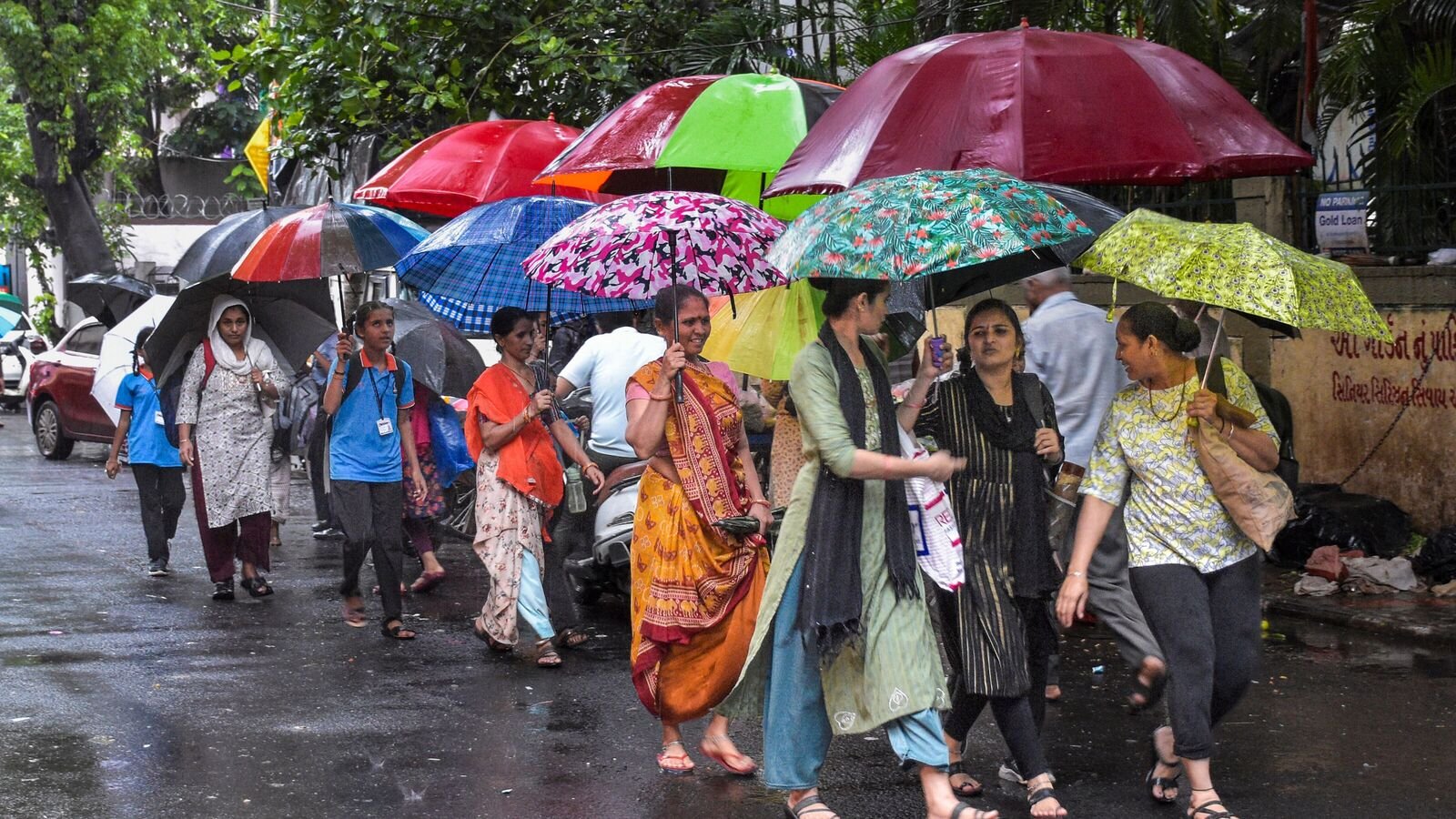 अहमदाबाद मौसम अद्यतन: नवसारी, आईएमडी के नारंगी अलर्ट पर वलसाड, भारी बारिश के लिए गुजरात के सबसे बड़े शहर ब्रेसिज़ के रूप में