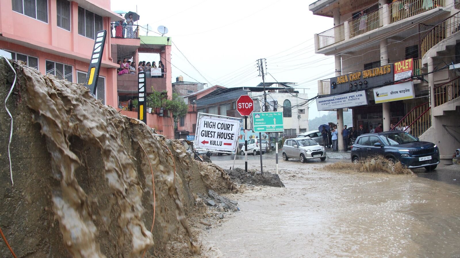 आईएमडी ने जम्मू और कश्मीर के लिए लाल चेतावनी जारी की, लगातार बारिश के बीच हिमाचल, सूजन नदियों; अधिक बारिश के लिए दिल्ली ब्रेसिज़