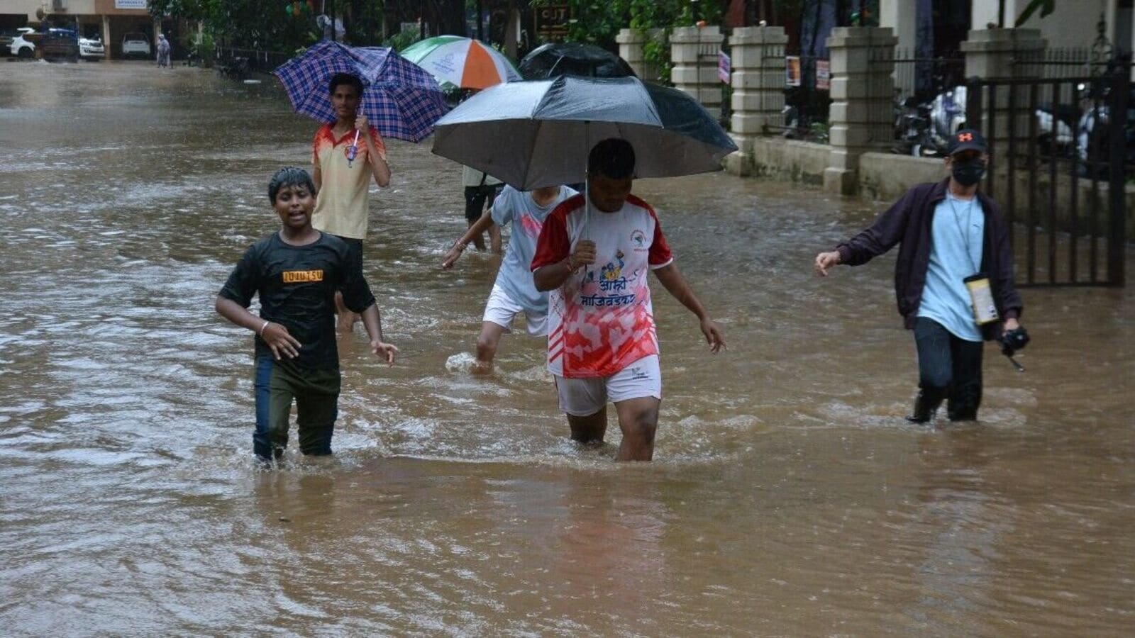 आज मुंबई में बारिश? आईएमडी भारी बारिश के दिनों के बाद पीला चेतावनी जारी करता है; यहाँ इसका क्या मतलब है