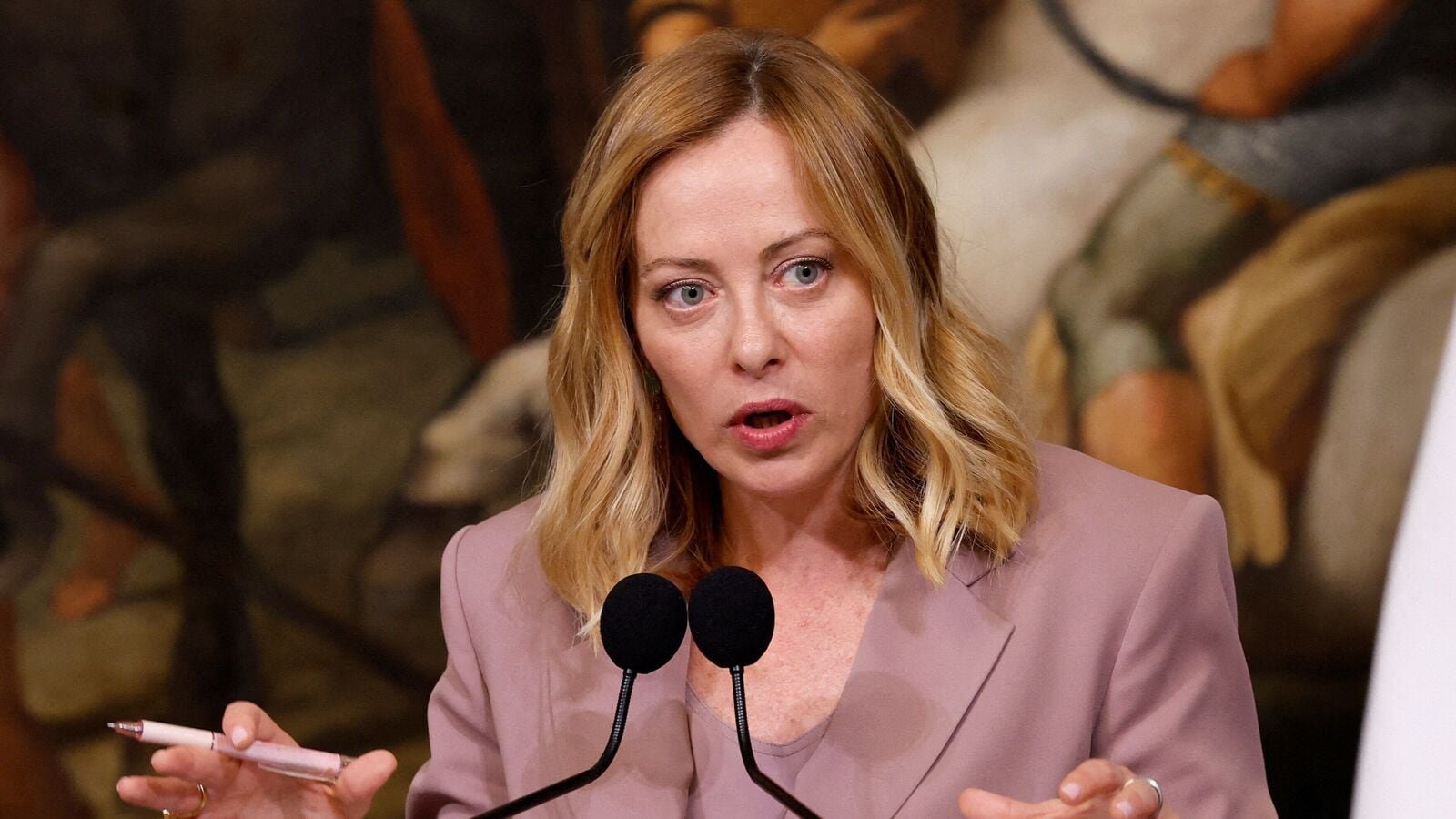 इटली के पीएम जियोर्जिया मेलोनी ने पोर्न साइट पर बाहर की ओर, अन्य महिलाओं की परिवर्तनकारी तस्वीरें साझा करने के लिए बाहर निकलता है: 'घृणित'