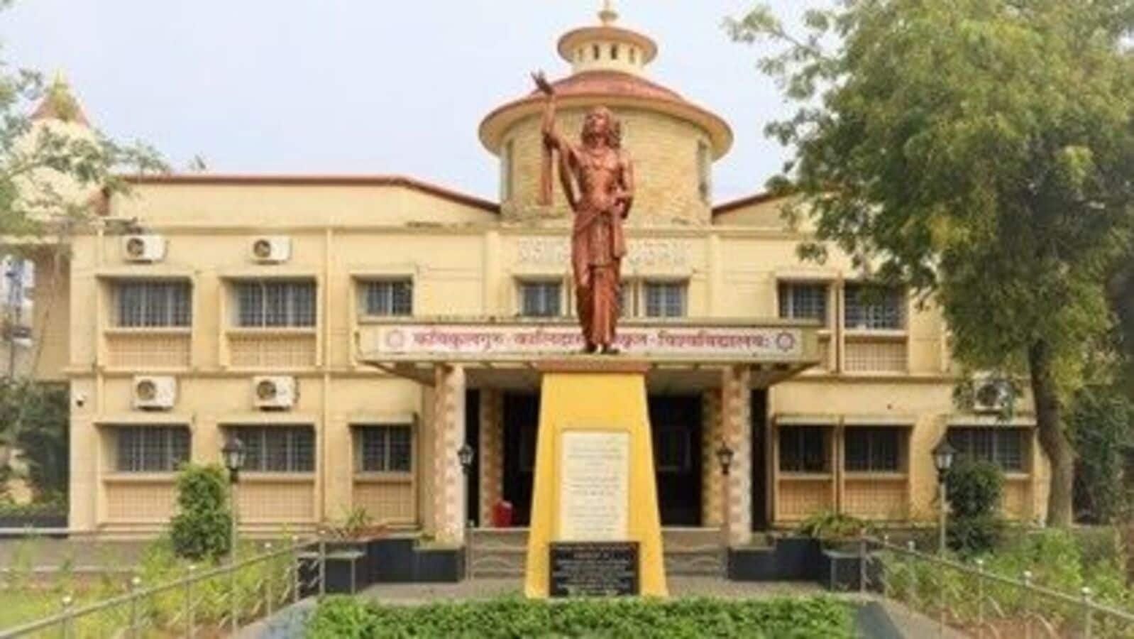 उत्तर प्रदेश त्रासदी: काविकुलगुरु कालिदास संस्कृत विश्वविद्यालय वीसी, माउ में सड़क दुर्घटना में मारे गए पत्नी