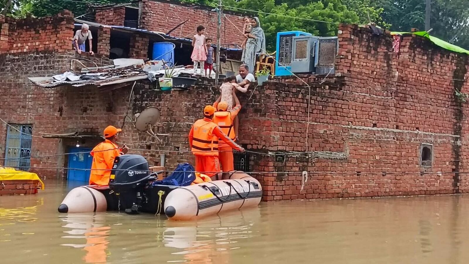 Weather today: Varanasi schools will be closed on August 5 and 6 due to flooding concerns. NDRF teams rescuing people in Prayagraj and Varanasi on Monday.