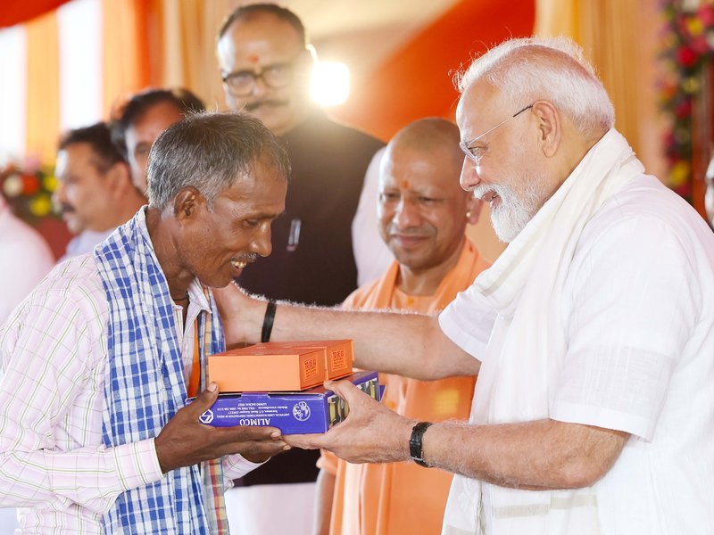 काशी के दुकानदार पीएम मोदी का स्वागत करने के लिए वाराणसी आए थे, ने कहा- यह क्षण बहुत खास था