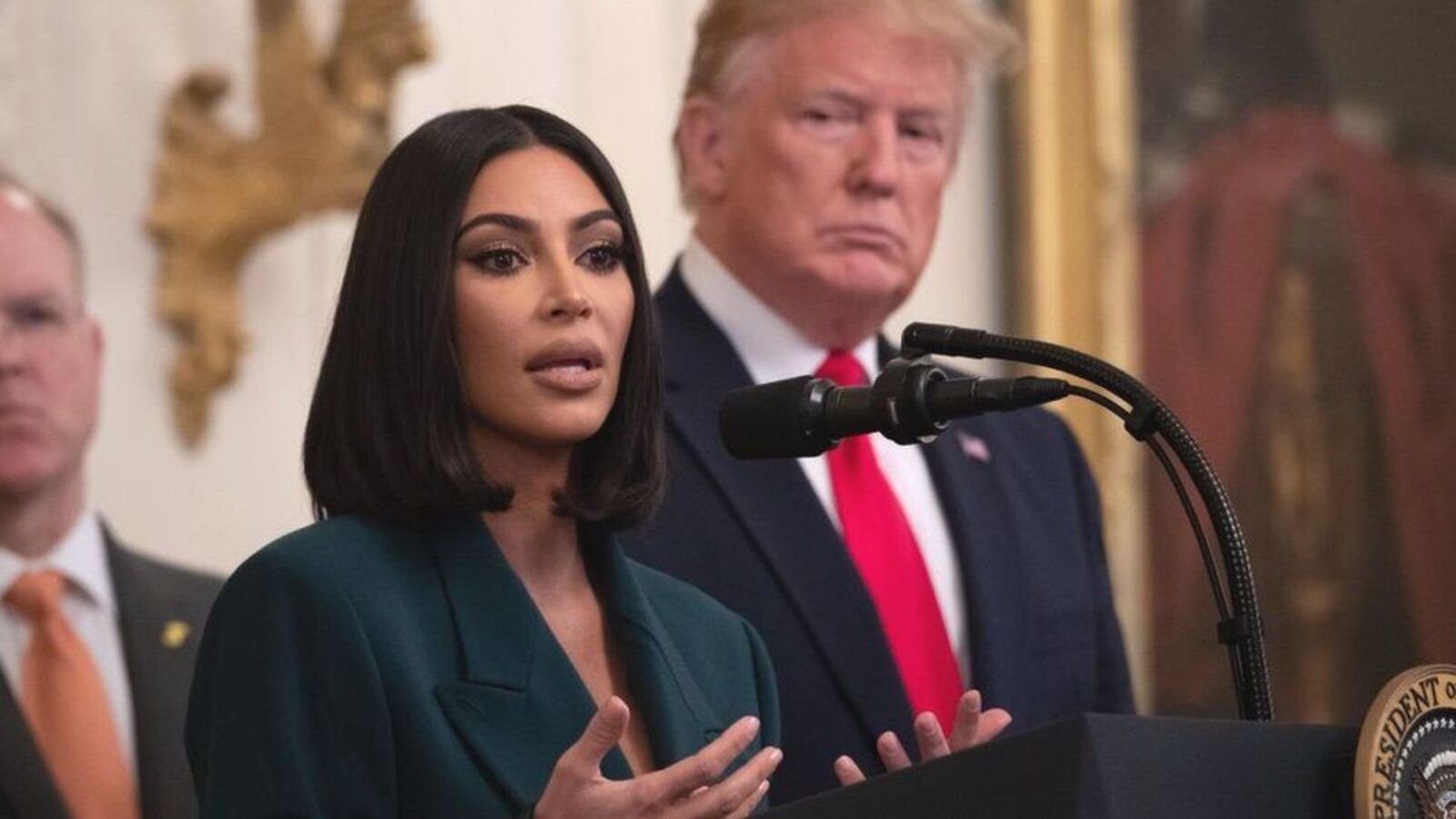 किम कार्दशियन ने हमें वेनिस अवार्ड्स समारोह में आव्रजन छापे की निंदा की: 'हमारा देश प्रभावित हो रहा है ...'