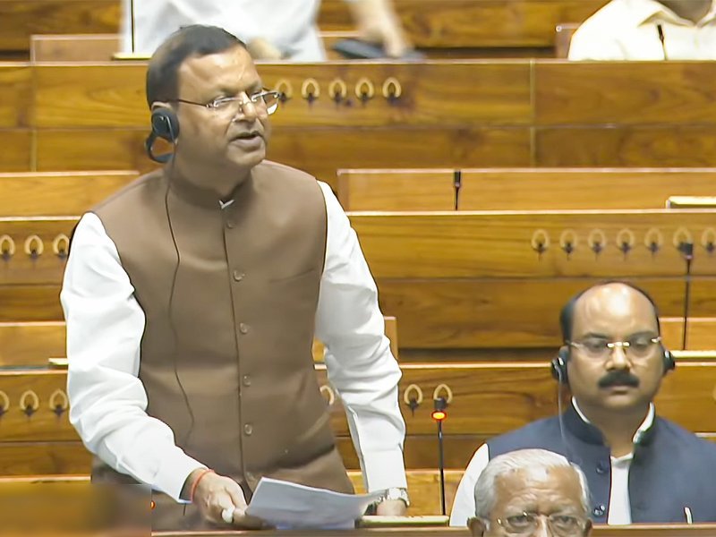 केंद्र सभी के लिए बीमा को धक्का देता है, स्वास्थ्य योजनाओं के साथ वित्तीय समावेश