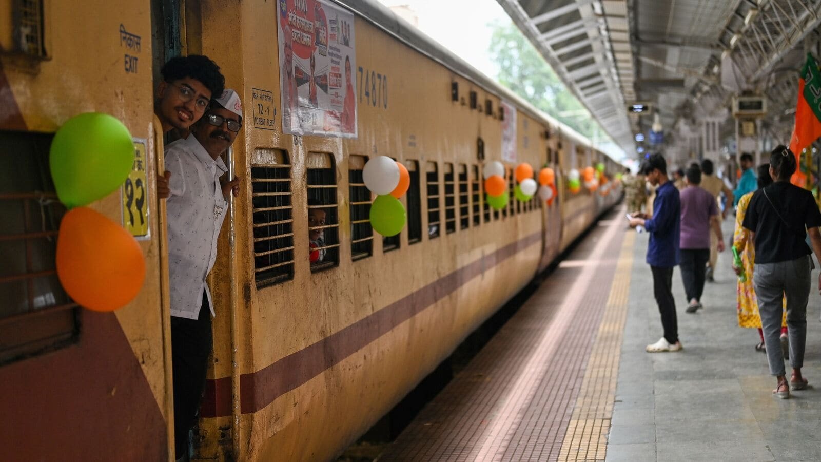 गणेश चतुर्थी पर घर जा रहे हैं? आसान यात्रा के लिए इन 380 गणपति विशेष ट्रेनों और 550 बसों की जाँच करें