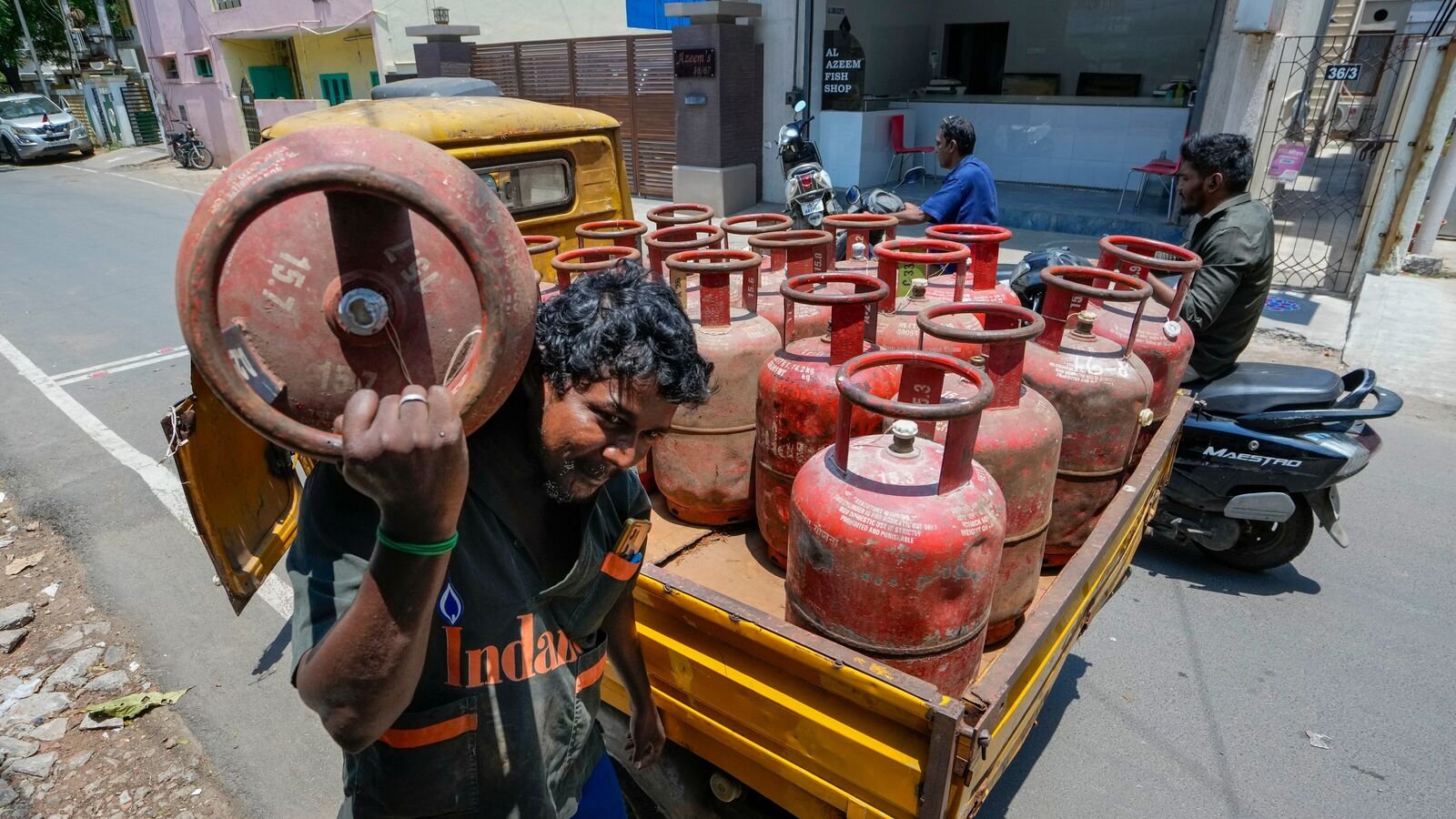 गैस पकाने के लिए भारत की खोज पूर्व से पश्चिम की ओर पकाने के लिए है