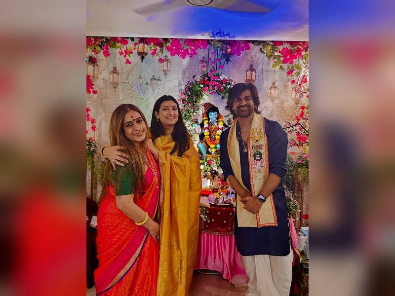 जूही परमार ने बप्पा का आशीर्वाद लेने के लिए पुराने दोस्तों से मुलाकात की: 'मुझे इस साल आपको याद आती है'
