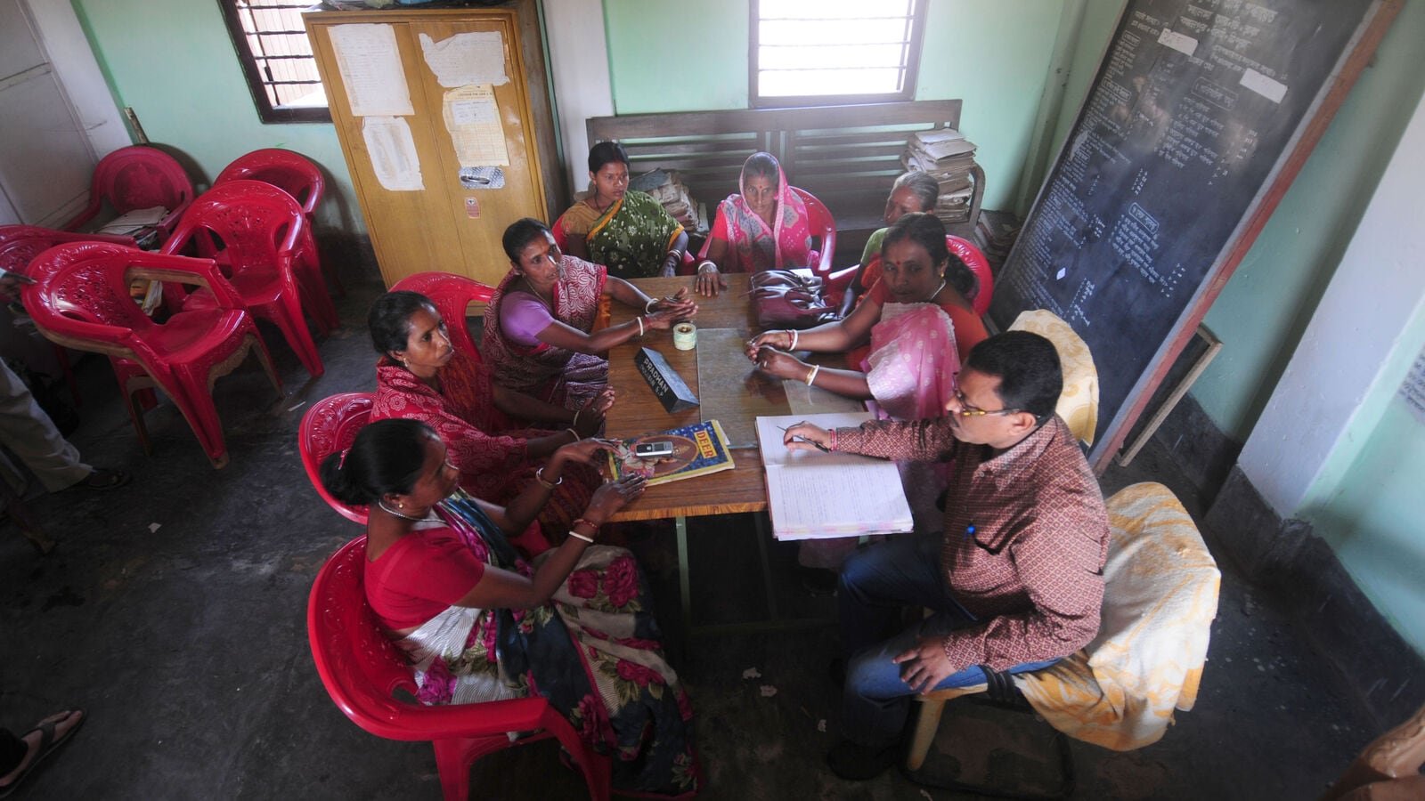 पंचायतों की मदद करने के लिए फ्रेमवर्क पर काम कर रहे केंद्र आर्थिक रूप से स्वायत्त हैं