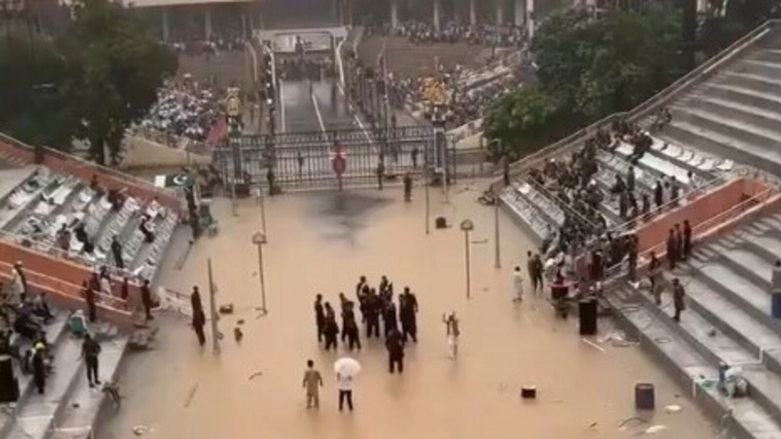 पाकिस्तान की वागा सीमा पर बाढ़ वायरल हो जाती है, नेटिज़ेंस कहते हैं 'लेकिन वे अभी भी पानी के लिए रोएंगे'