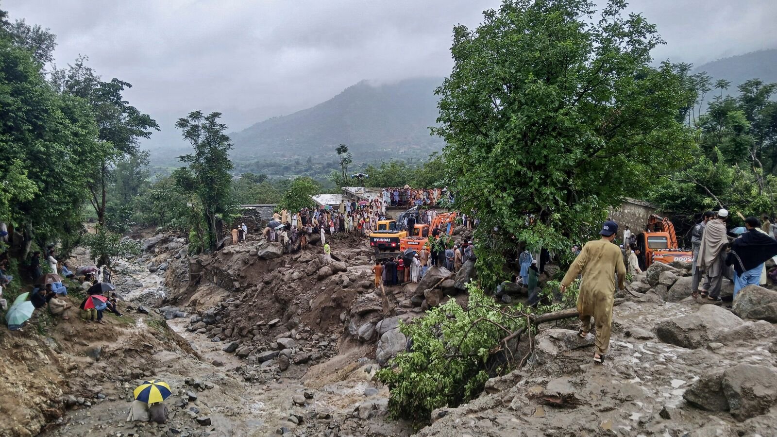 पाकिस्तान फ्लैश फ्लड: हेलीकॉप्टर ले जाने वाली सहायता दुर्घटनाग्रस्त हो गई, दो दिनों में 300 से अधिक मृत - हम अब तक क्या जानते हैं