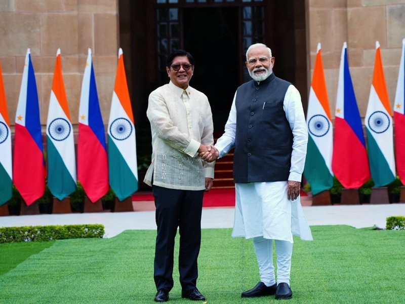पीएम मोदी ने हैदराबाद हाउस में फिलीपींस के राष्ट्रपति का स्वागत किया