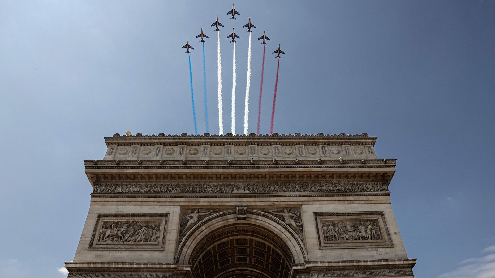 La Patrouille de France (PAF pour Patrouille acrobatique de France) overfly The Arc de Triomphe, in Paris on July 9, 2025, during a rehearsal for the annual Bastille Day Parade. (Photo by ALAIN JOCARD / AFP)