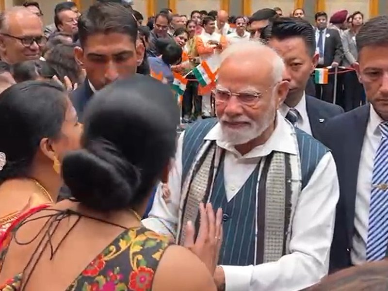 प्रधानमंत्री प्रवासी भारतीयों से मिलते हैं, मुड़े हुए हाथों से अभिवादन करते हैं
