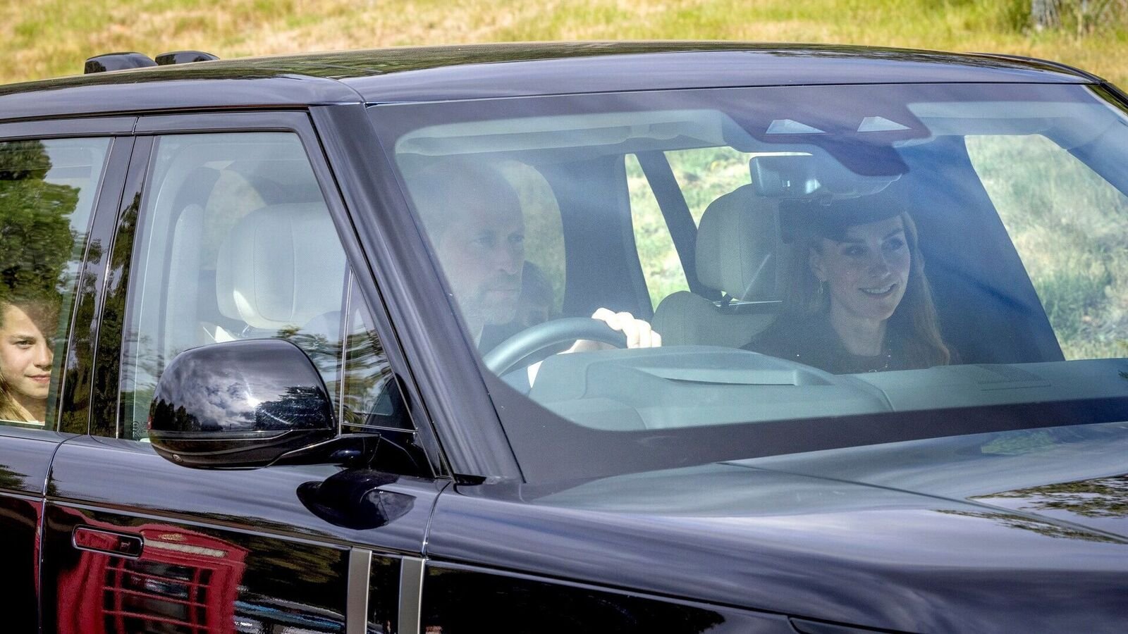 प्रिंस विलियम, केट मिडलटन और किड्स ने रविवार चर्च सेवा में भाग लिया, जो कि बाल्म्रल के पास क्रैथी किर्क में है