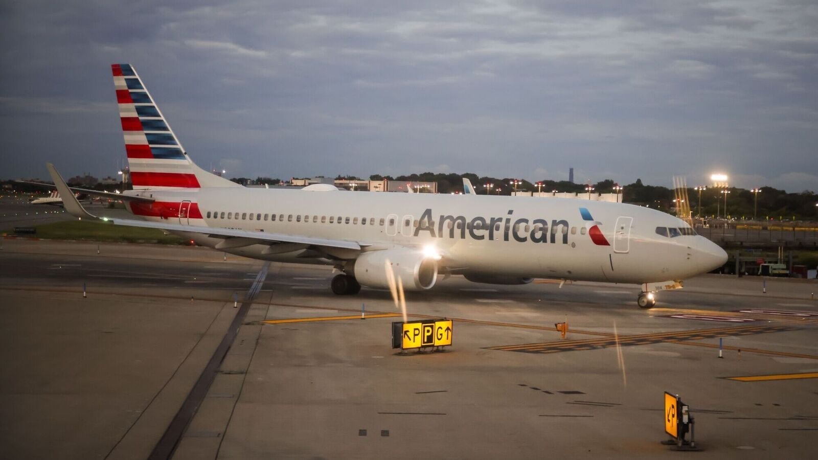 फीनिक्स के लिए अमेरिकन एयरलाइंस की उड़ान पर डिवाइस 'कैच फायर'। यहाँ क्या खुश है