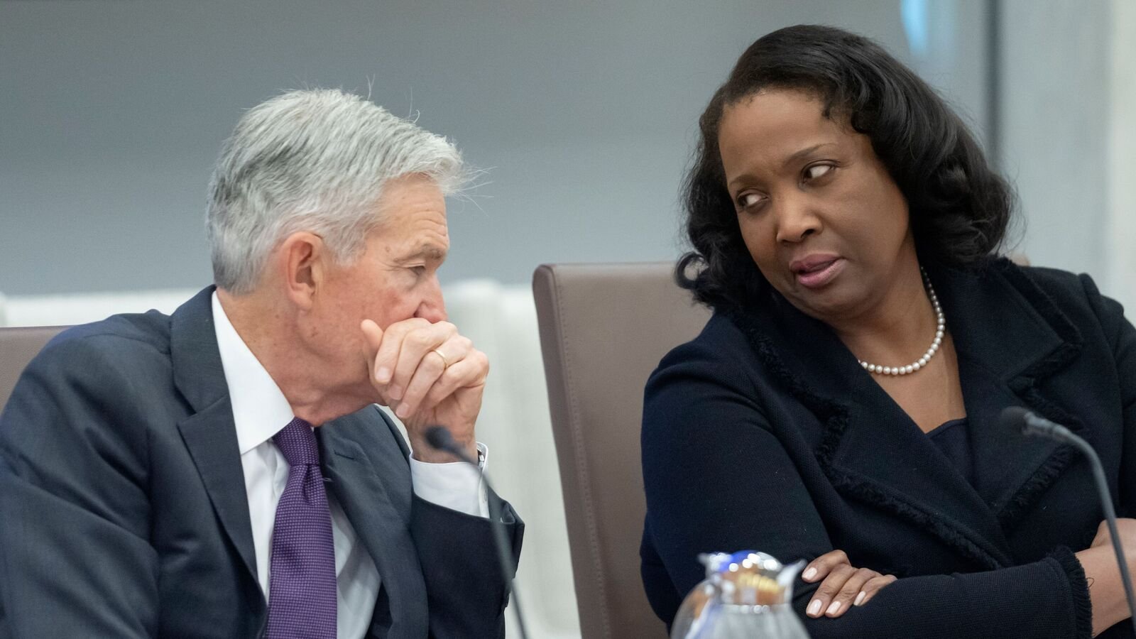 फेडरल रिजर्व के गवर्नर लिसा कुक फाइलें ट्रम्प के खिलाफ मुकदमा दायर करते हैं। राष्ट्रपति ट्रायस के बाद उन्हें बोर्ड से हटाने के लिए