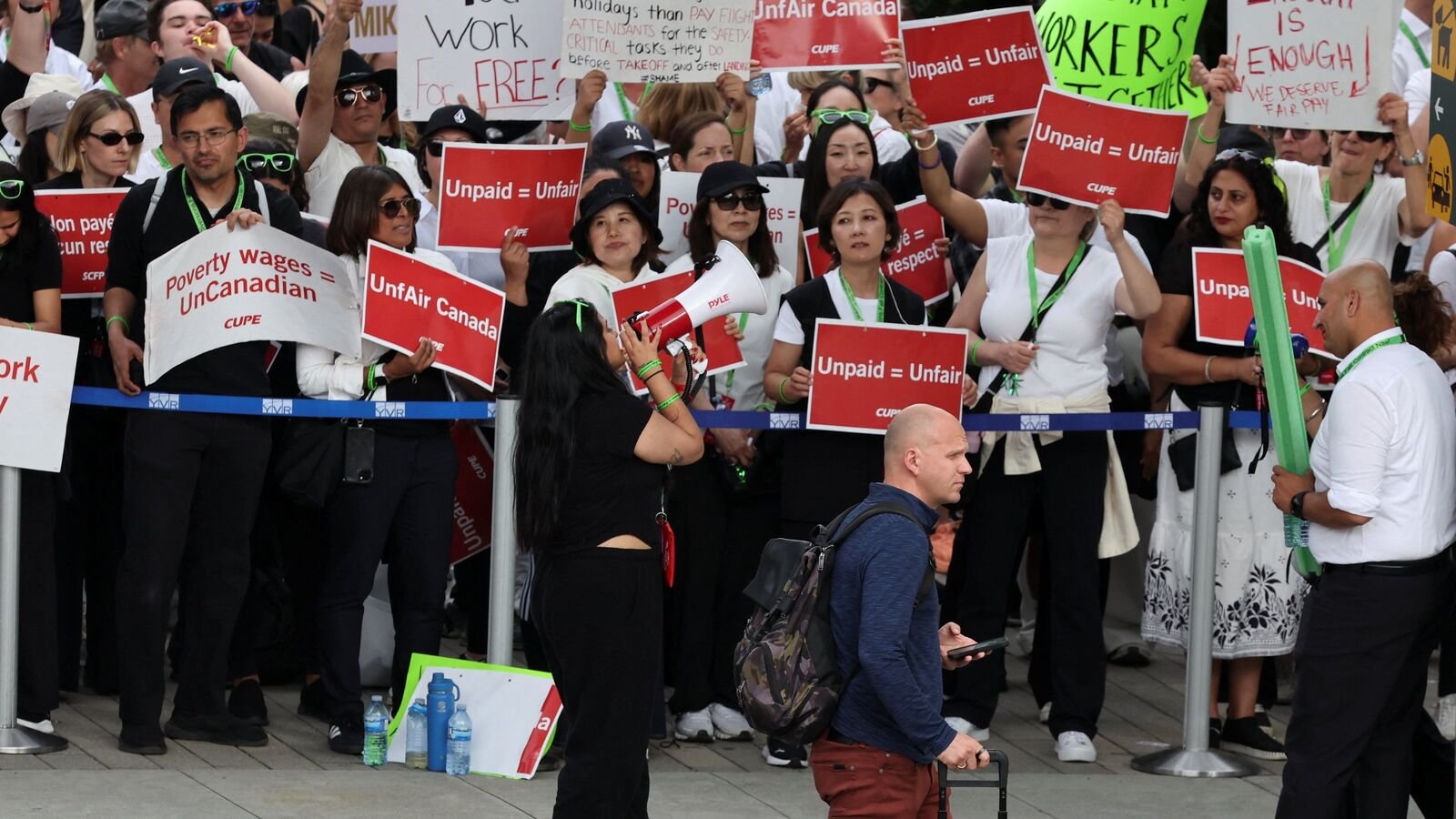 फ्लाइट अटेंडेंट्स स्ट्राइक एयर कनाडा और केबिन क्रू यूनियन रिज्यूम वार्ता के रूप में जारी है