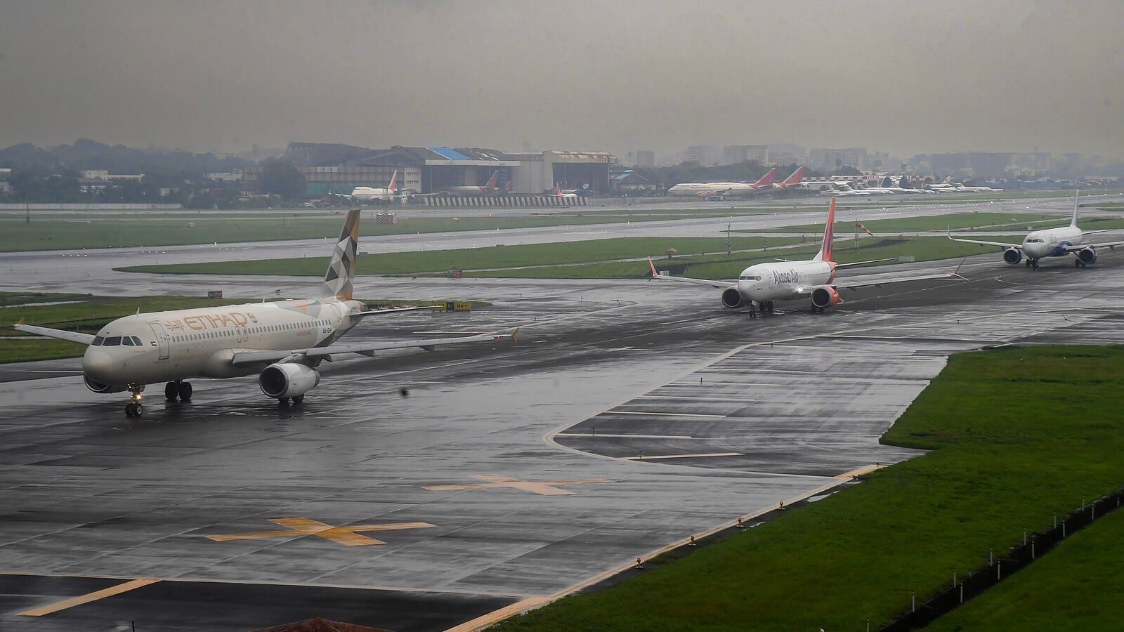 Mumbai rains: Flight operations from the Mumbai airport have been affected on Friday, 15 August 2025, due to the heavy rainfall in the city.