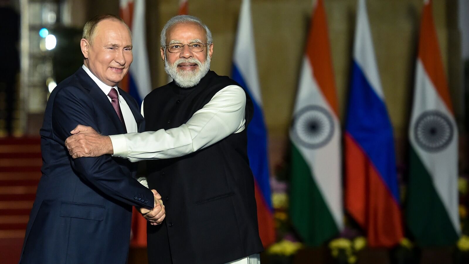 Prime Minister Narendra Modi receives Russian President Vladimir Putin
