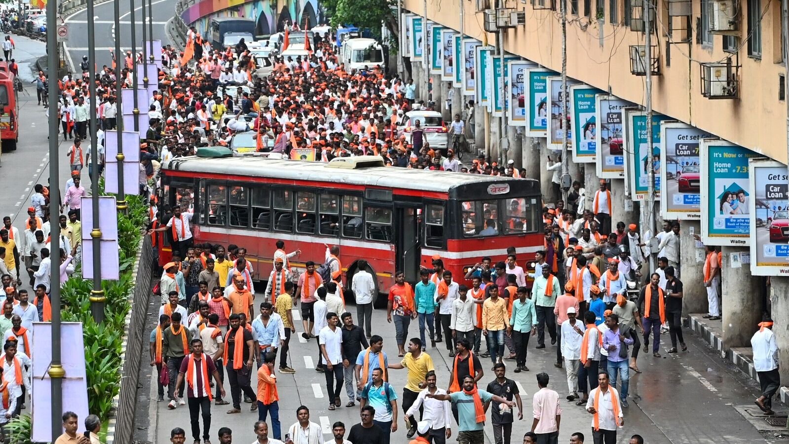 मराठा कोटा विरोध मुंबई को ठहराव में लाता है; आज़ाद मैदान में शनिवार को जाने के लिए मनोज जरानरेंज की हड़ताल