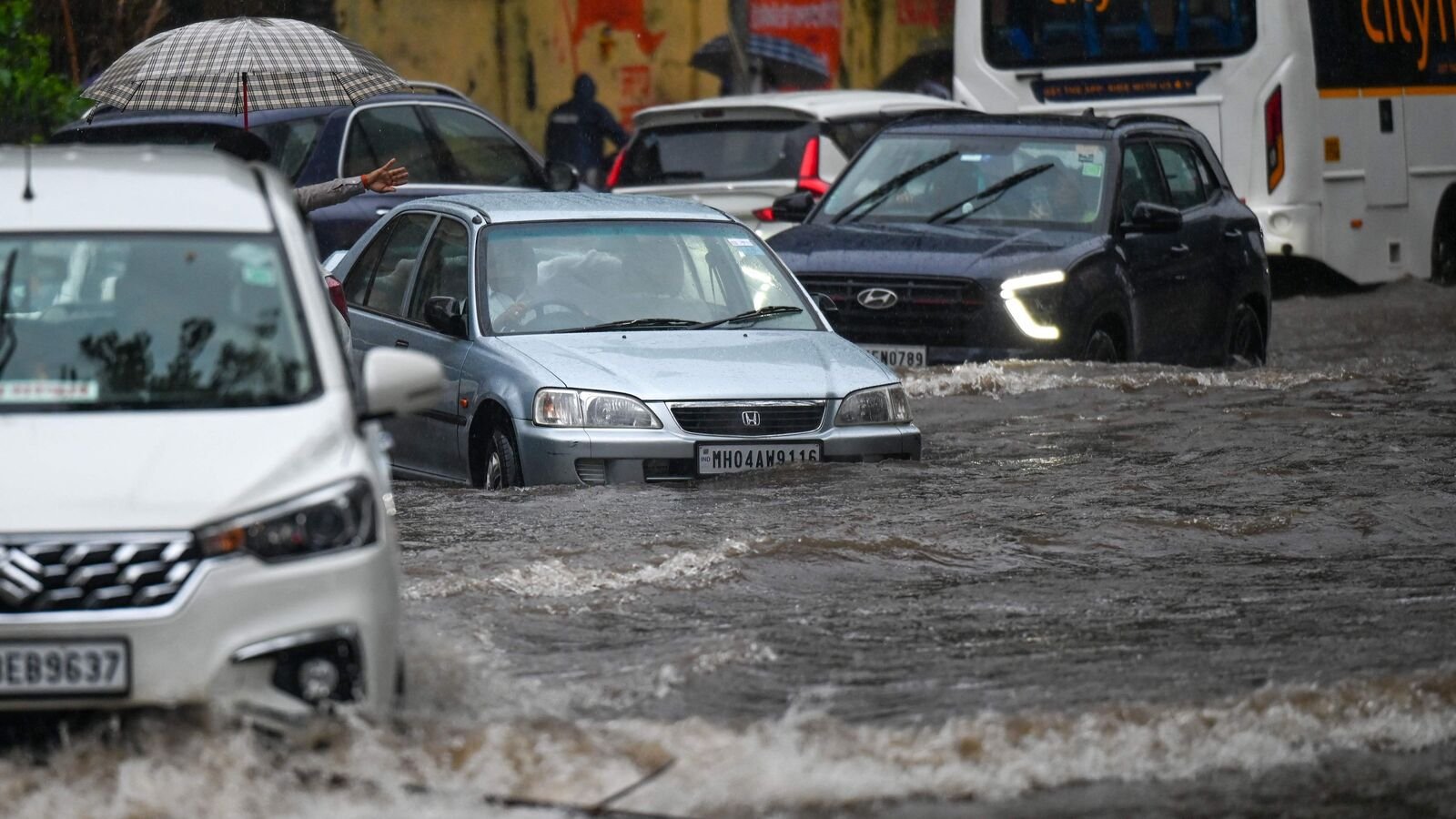 महाराष्ट्र बाढ़: 6 मृत, हिंड्रेडों को जिलों में भारी बारिश के रूप में निकाला गया; मुंबई, ठाणे, हाई अलर्ट पर अन्य