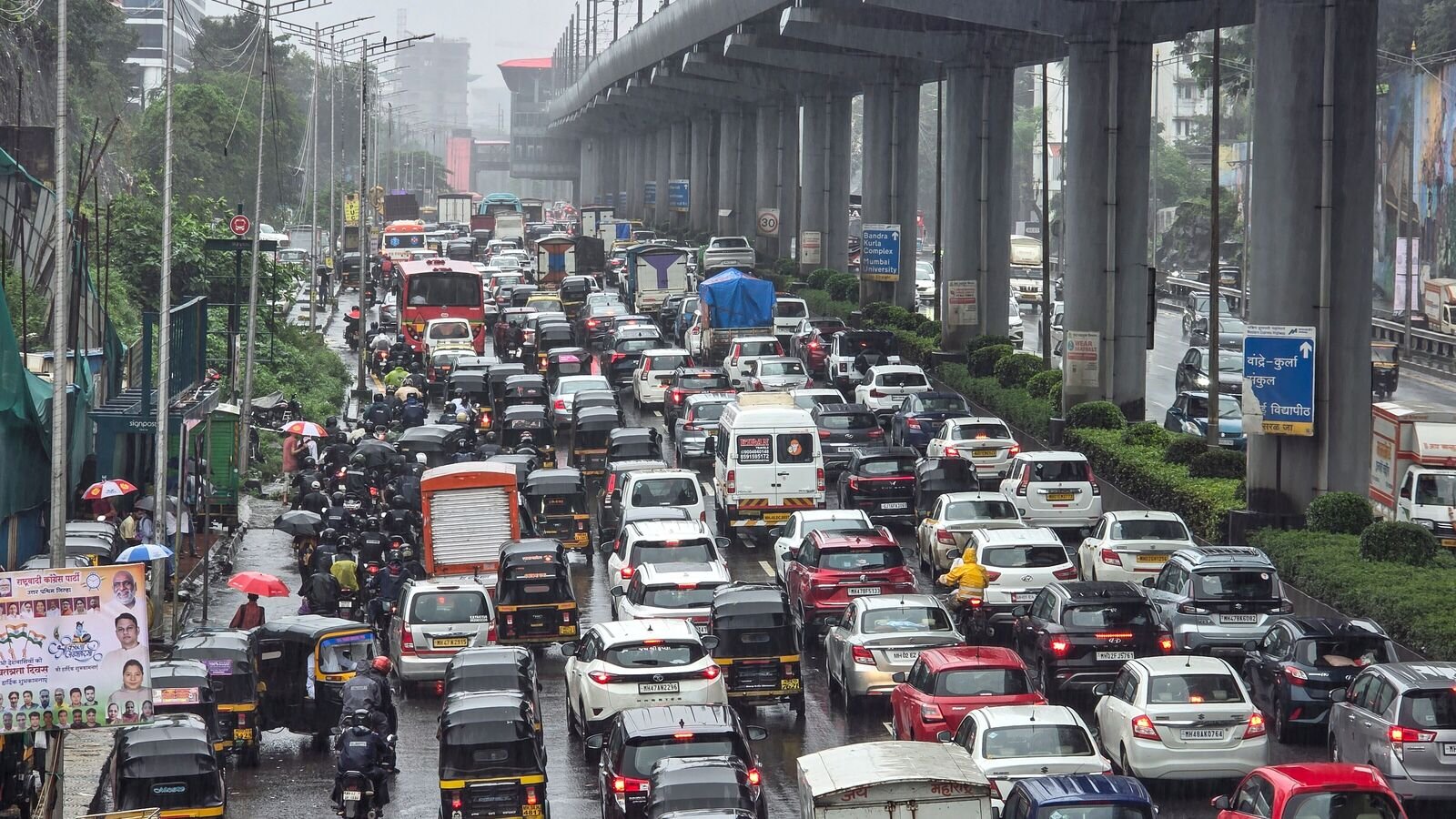 Traffic jam on Western Express Highway amid rainfall, in Mumbai, Monday, Aug. 18, 2025. (PTI Photo)