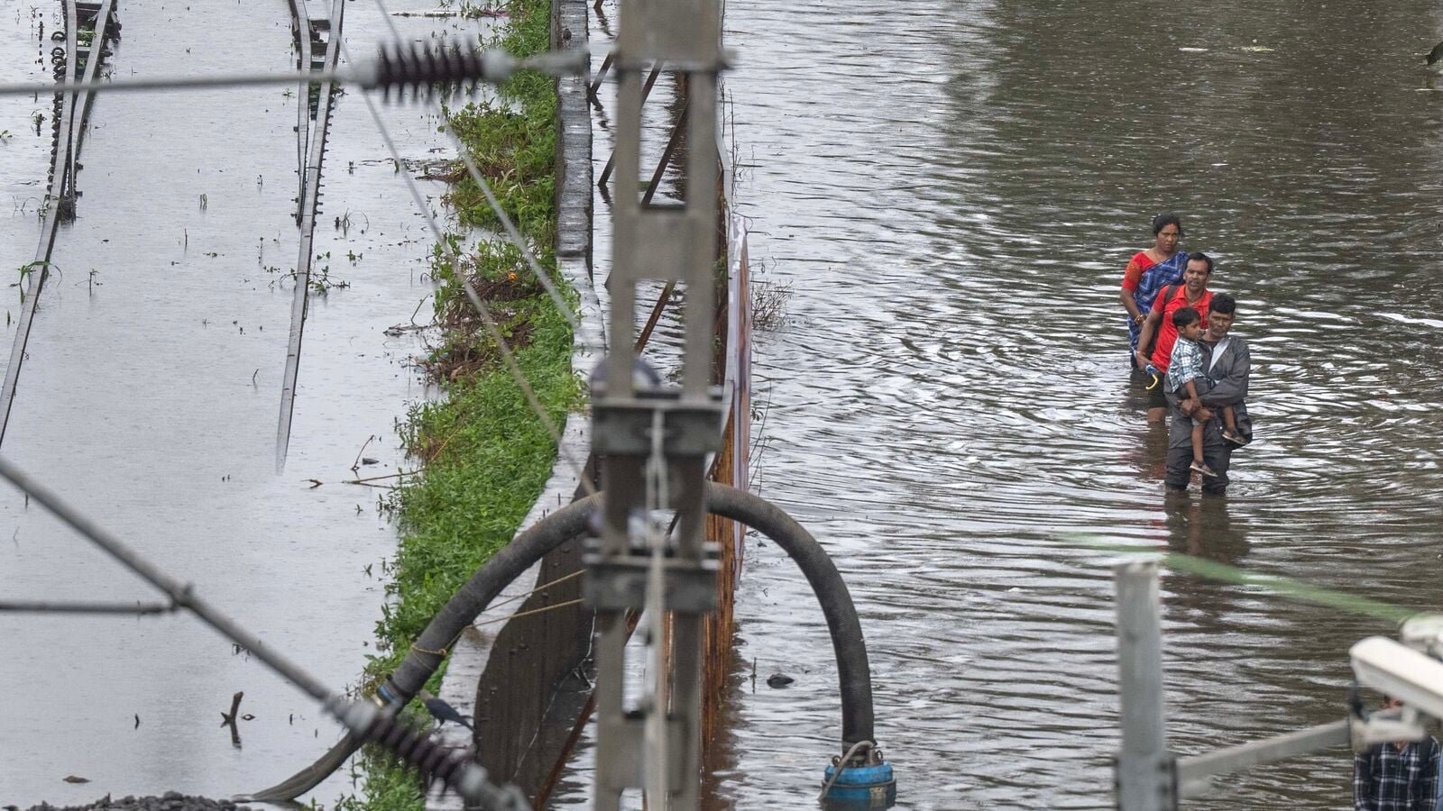 मुंबई में भारी वर्षा कहर बरपाती है, जलप्रपात, भूस्खलन, नदियों, झीलों को उखाड़ने का कारण बनता है - IMD का पूर्वानुमान यहाँ