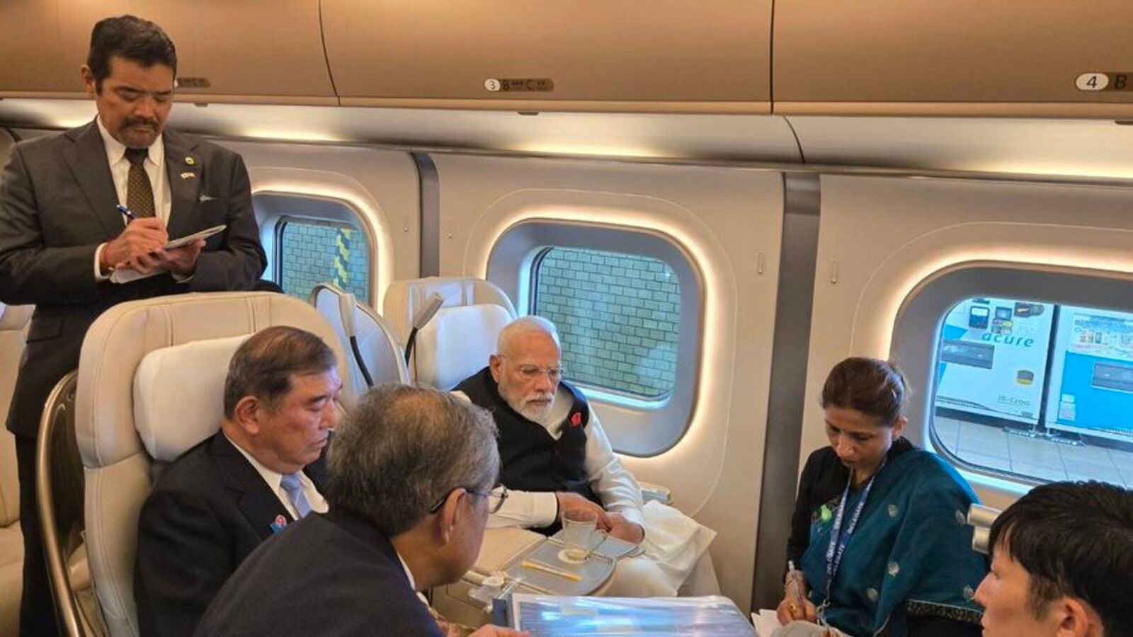 'मोदी सैन वेलकम': पीएम मोदी ने बुलेट ट्रेन की सवारी पर जापान के शिगेरु इशिबा में शामिल किया है। तस्वीरें, वीडियो