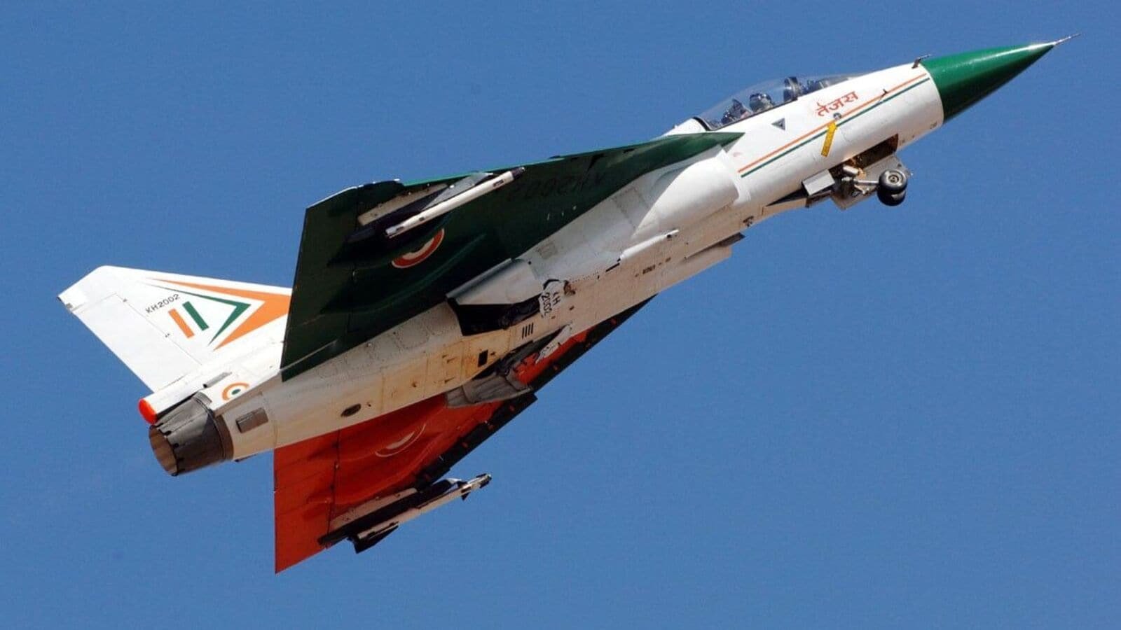 रक्षा सचिव कहते हैं कि अगले महीने तक दो तेजस मार्क -1 ए फाइटर जेट्स देने की संभावना है।