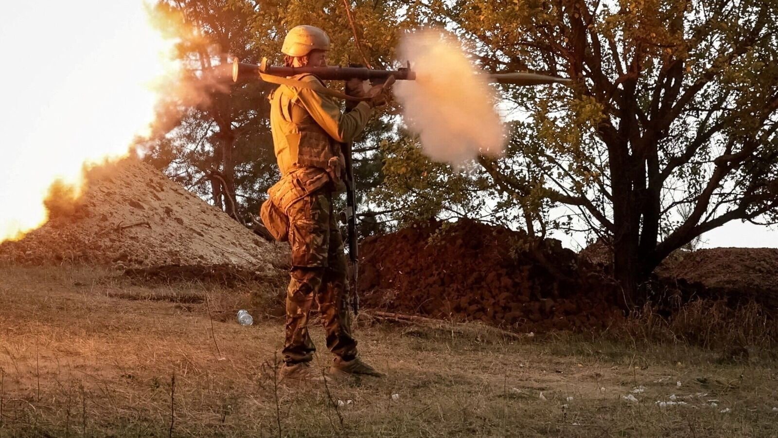 A serviceman of the 115th Separate Mechanized Brigade of the Ukrainian Armed Forces uses an RPG-7 grenade launcher during a training between combat missions at a training ground, amid Russia's attack on Ukraine, in Kharkiv region, Ukraine August 23, 2025.