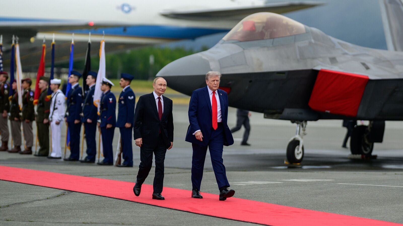 वायरल वीडियो: बी -2 बमवर्षक, एफ -35 जेट्स ट्रम्प के रूप में ओवरहेड, पुतिन अलास्का में टरमैक में मिलते हैं-'