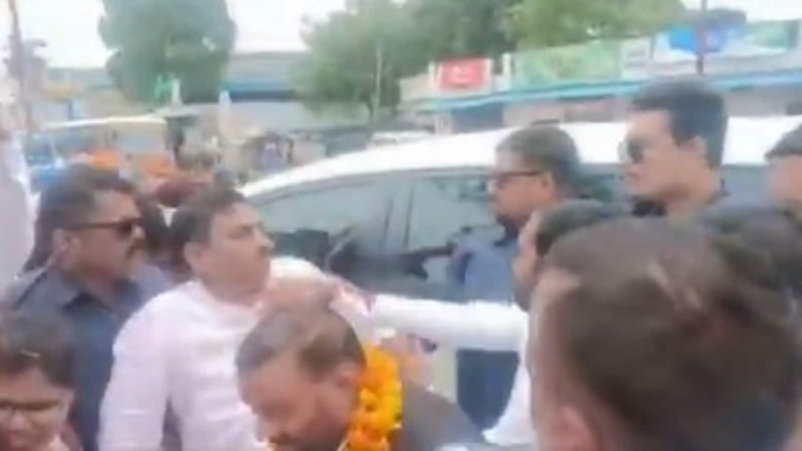 Swami Prasad Maurya, now the chief of Lok Morcha, paused for a brief welcome ceremony organised by his supporters at Saras Crossing. As he stepped out to greet the crowd, a man pretending to offer a garland suddenly lunged and slapped him from behind (Screengrab)