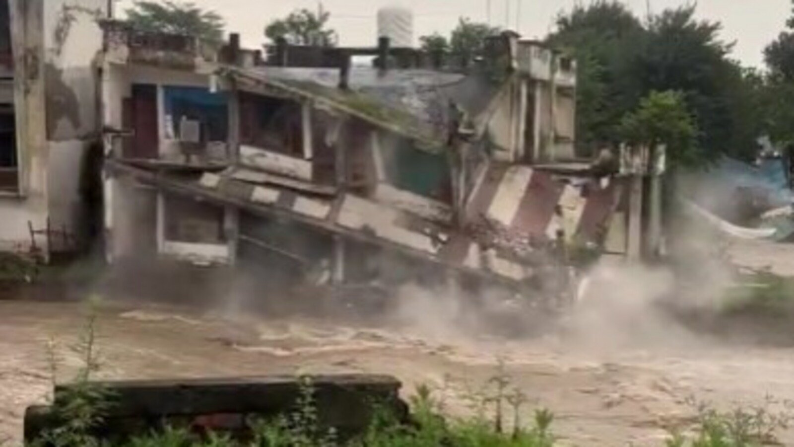 वीडियो: भारतीय सेना के डेयरडेविल रेस्क्यू पंजाब में ढहने से पहले 25 लोगों को बचाता है