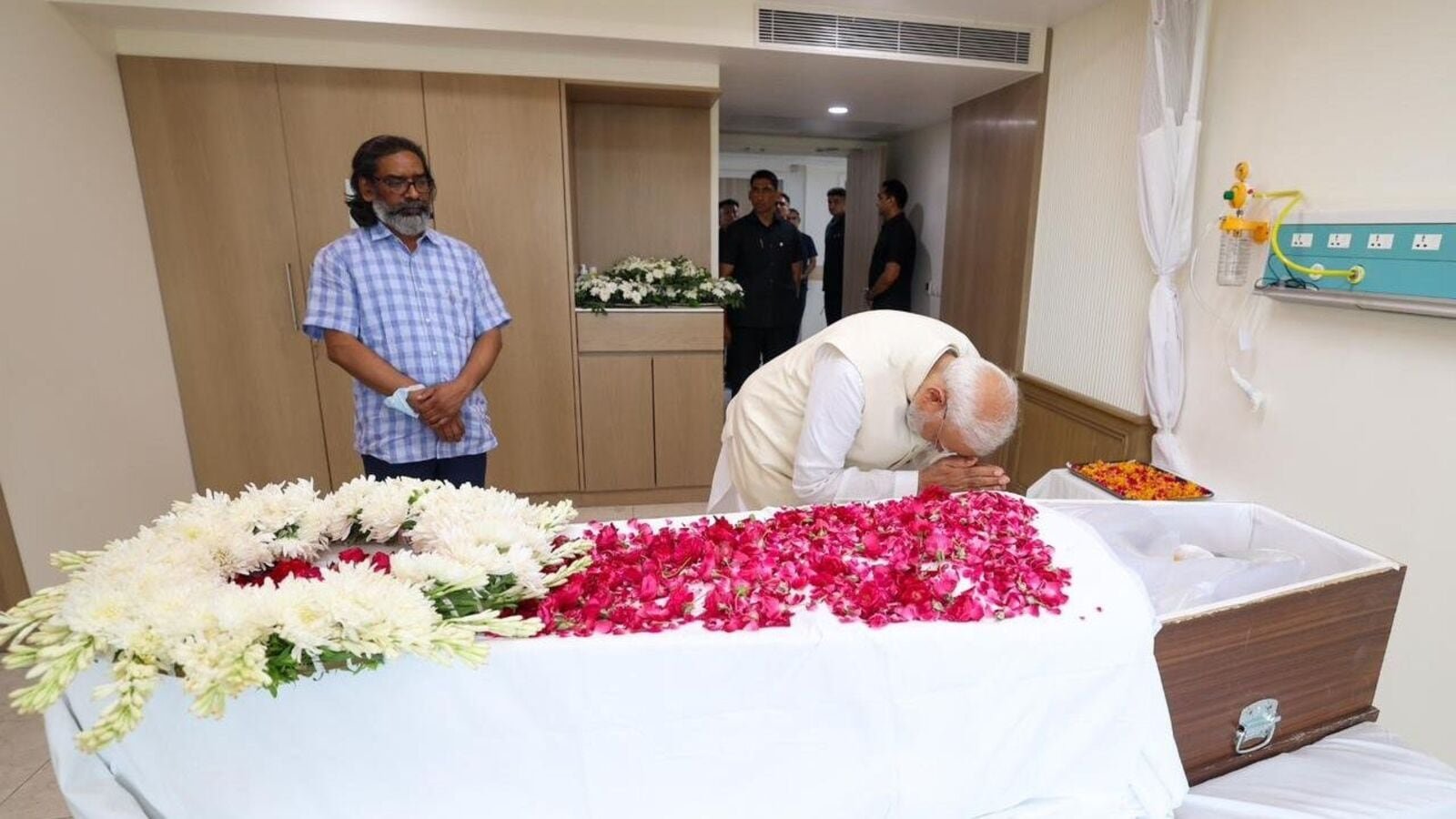 Prime Minister Narendra Modi paying homage to ex-Jharkhand CM Shibu Soren.
