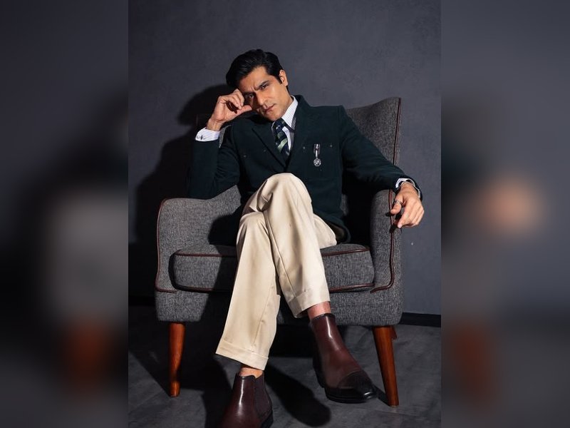 सनी हिंदूजा ने 'सारे जाहन सी अचे' की एक झलक दिखाई, '' किलर 'लुक्स को बताया