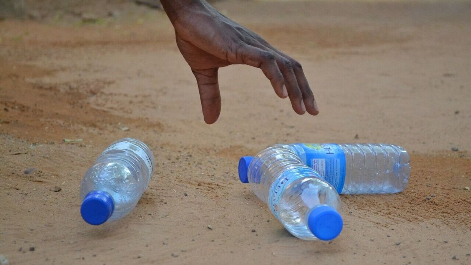 सभी बोतलबंद पानी के पौधों को हिट करने के लिए सख्त सुरक्षा जांच