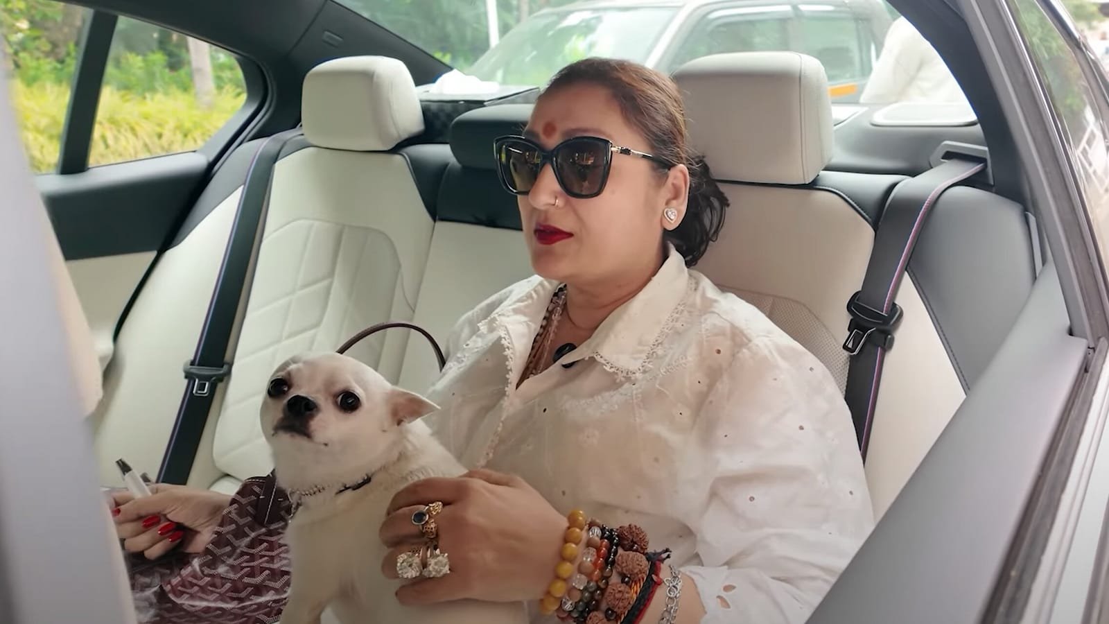 सुनीता आहूजा और उनकी 'दिलीप' ने यूट्यूब व्लॉग लॉन्च किया; फराह खान के प्रशंसक कहते हैं, 'उसे कॉपी मत करो ...'