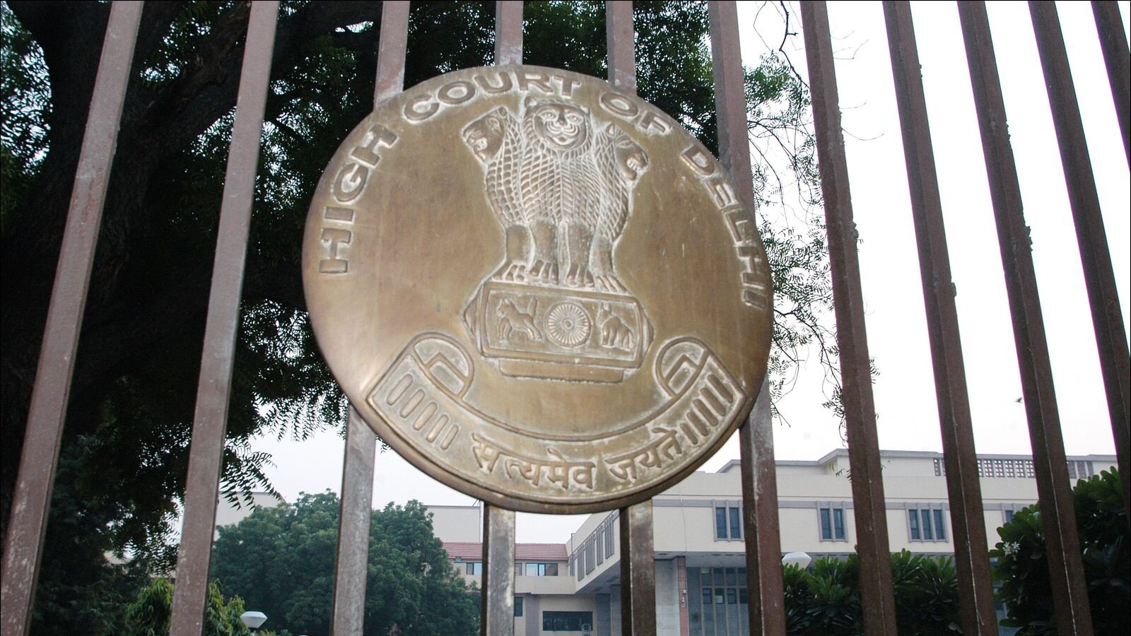 Sunjay Kapur Ineritance Case: करिश्मा कपूर, प्रिया सचदेव ट्रेड बार्ब्स ऑफ दिल्ली में।