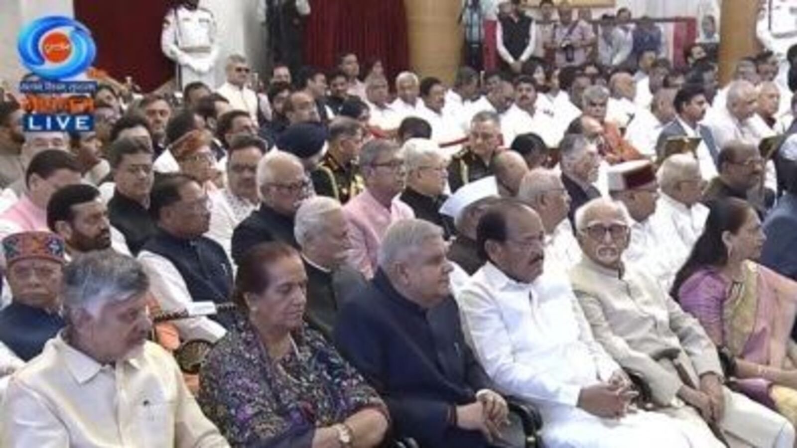 VIDEO: जगदीप धनखार प्रथम सार्वजनिक उपस्थिति में राधाकृष्णन की शपथ समारोह में भाग लेते हैं