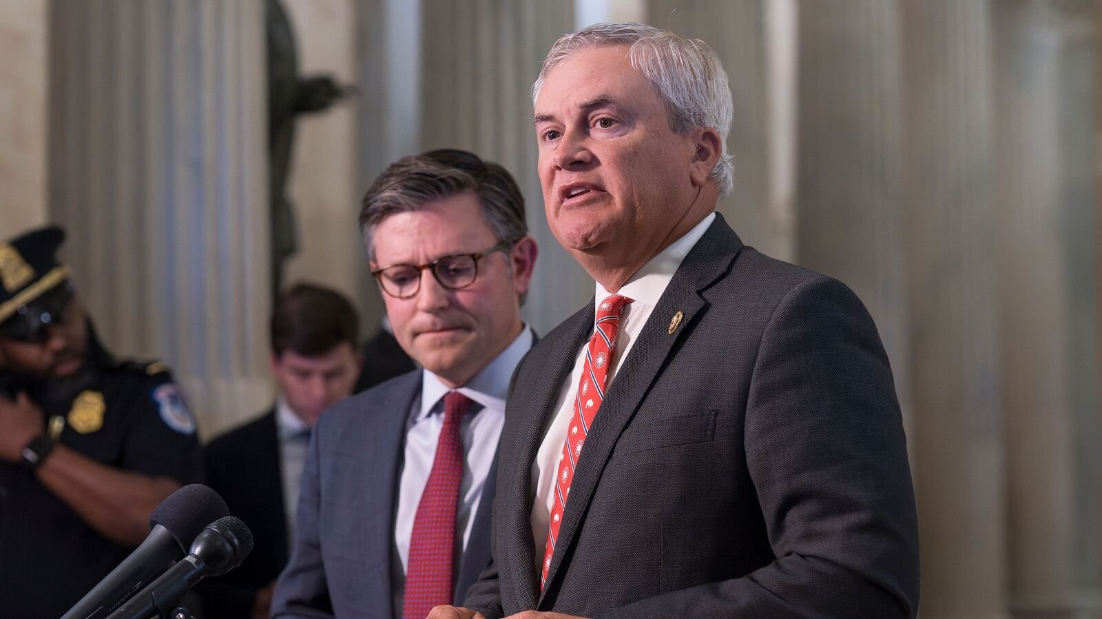 एपस्टीन बचे लोग कांग्रेस को रुचि के व्यक्तियों के अधिक नाम देते हैं, ओवरसाइट कमेटी के अध्यक्ष जेम्स कॉमर कहते हैं