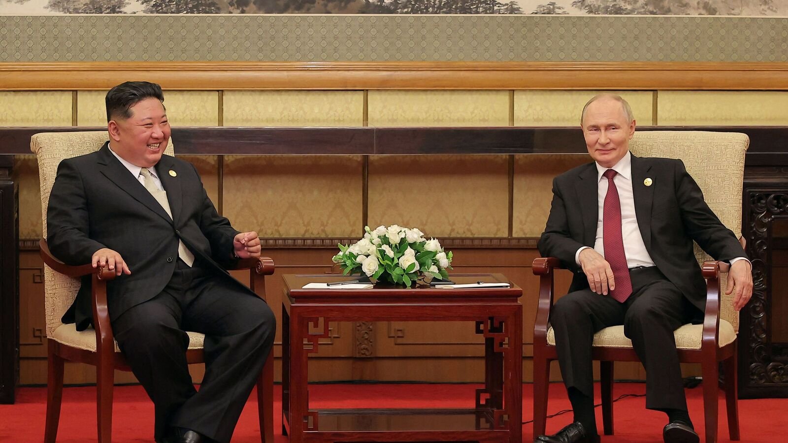 किम जोंग उन के स्टाफ स्क्रब ने पुतिन के मुलाकात के बाद बीजिंग रूम से अपनी उपस्थिति को साफ किया; Netizens इसे 'व्यामोह' कहते हैं