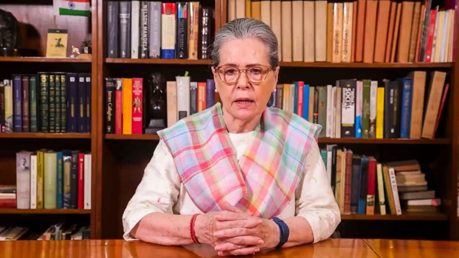 कृपया दिल्ली कोर्ट में सोनिया गांधी के खिलाफ 1980 के चुनावी रोल प्रविष्टि से अधिक नागरिकता से पहले एफआईआर की तलाश की