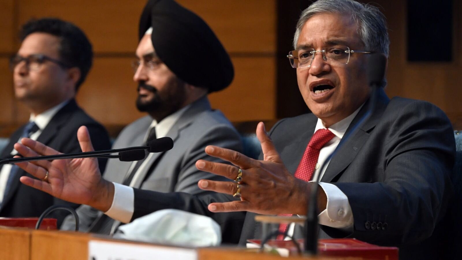 क्या भारत शीर्ष पोल पैनल के अधिकारियों पर विचार करेंगे