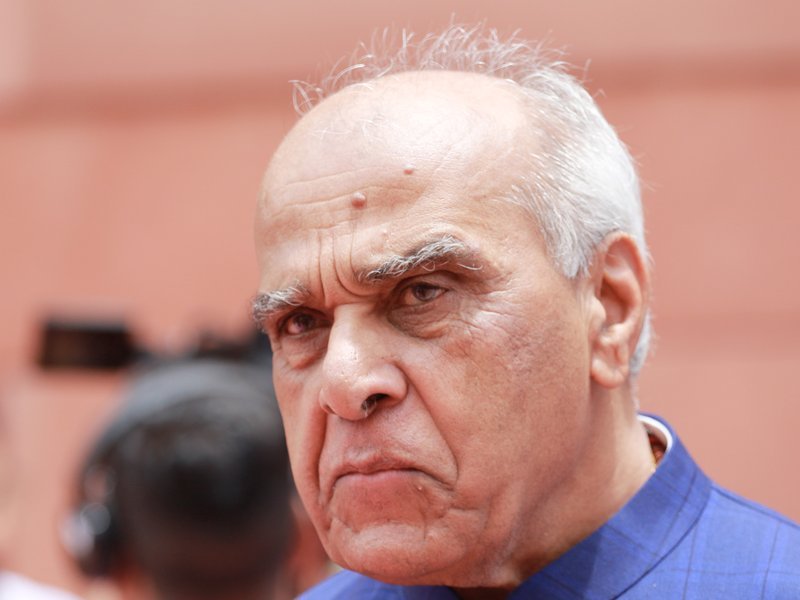 जनता के कंधे पर सवारी करते हुए, कांग्रेस सांसद ने बाढ़ का जायजा लिया, 'यह संवेदनशीलता'