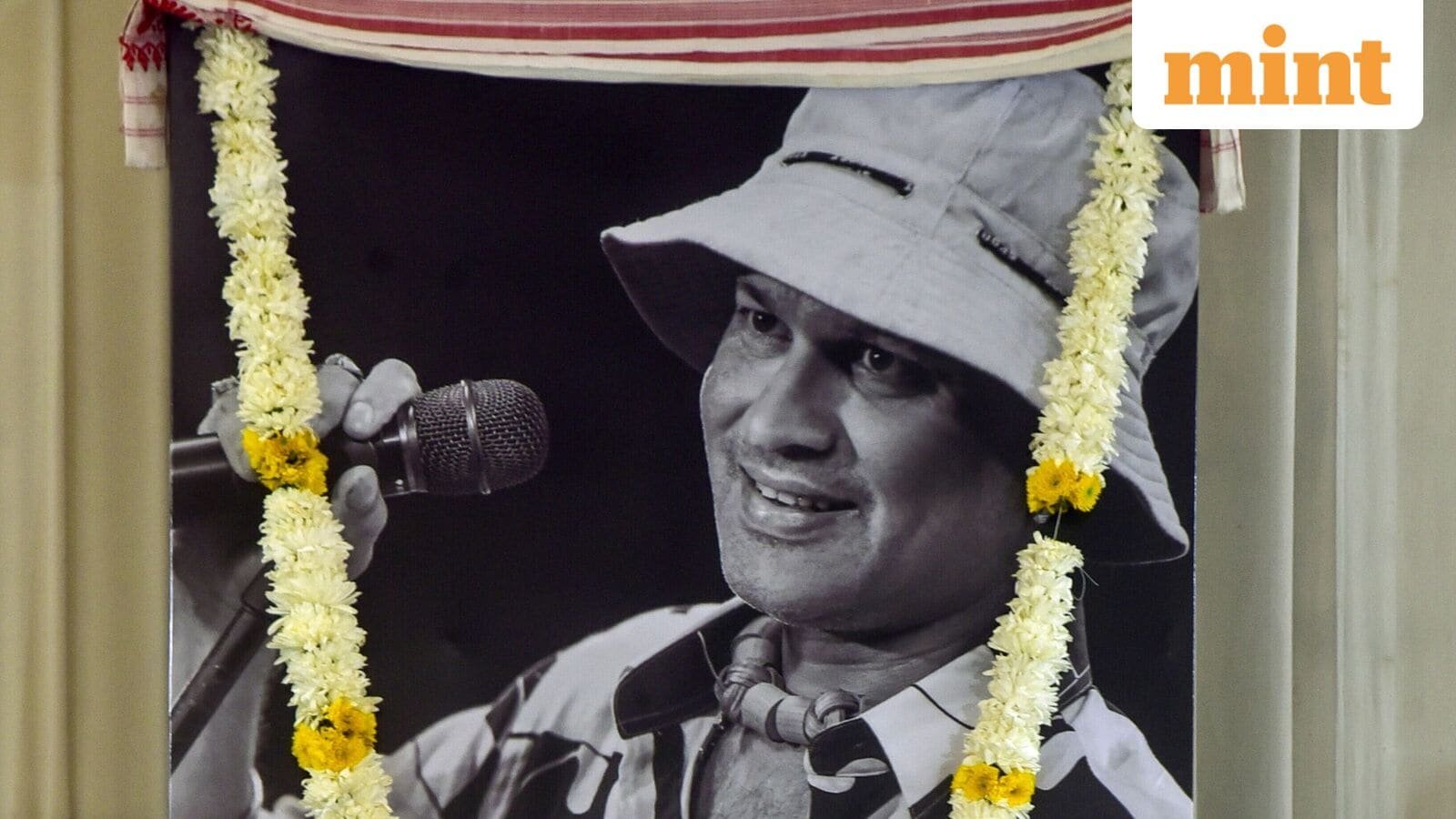 Guwahati: A portrait of the late singer Zubeen garg during his 'Adya Shraddha', the first funeral rituals, in Guwahati, Assam, Monday, Sept. 29, 2025.