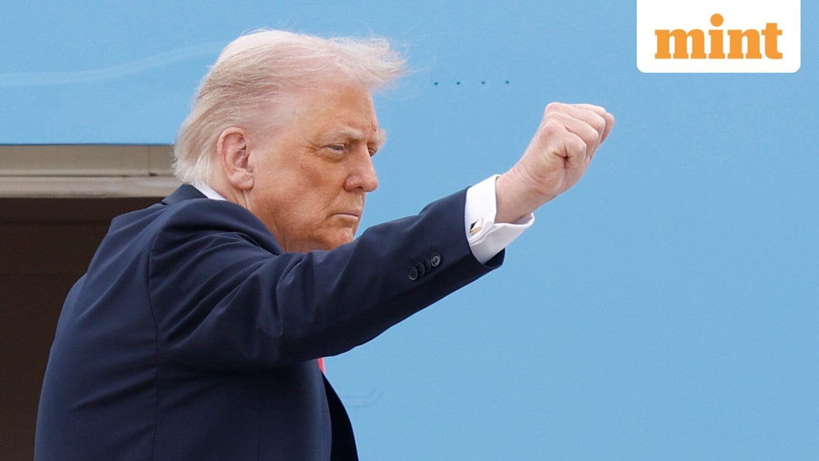 डोनाल्ड ट्रम्प के पास अमेरिका के नए नागरिकों के लिए एक संदेश है: 'हमारा संविधान अब है ...'