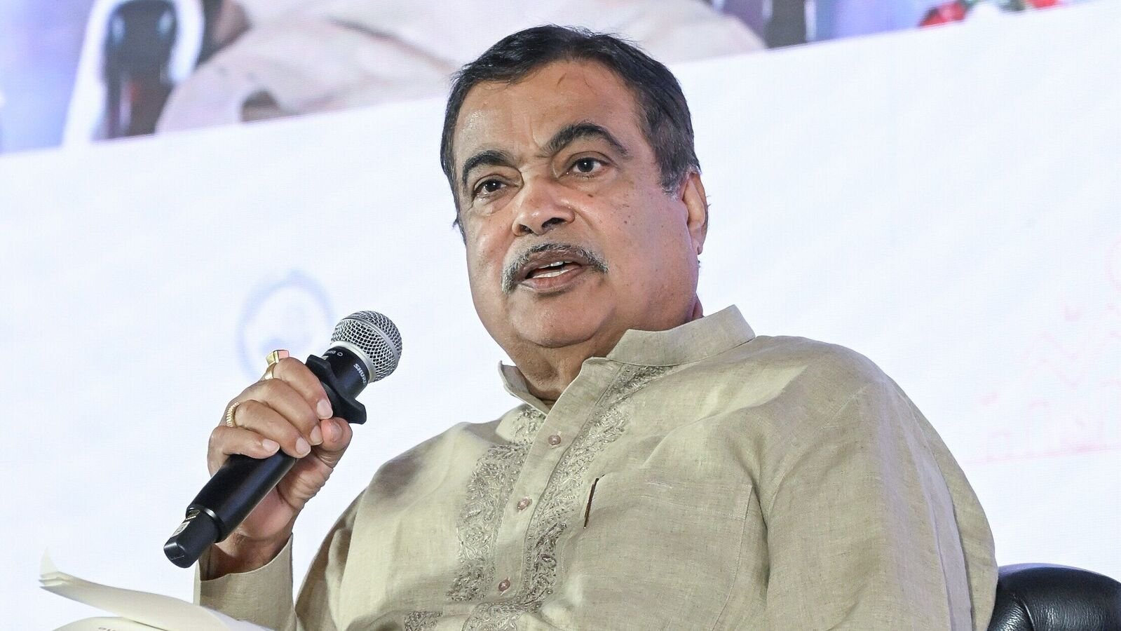 नितिन गडकरी ने E20 बैकलैश के लिए 'रिच पेट्रोल लॉबी' को दोषी ठहराया, वैकल्पिक ईंधन के रूप में मीथेनॉल